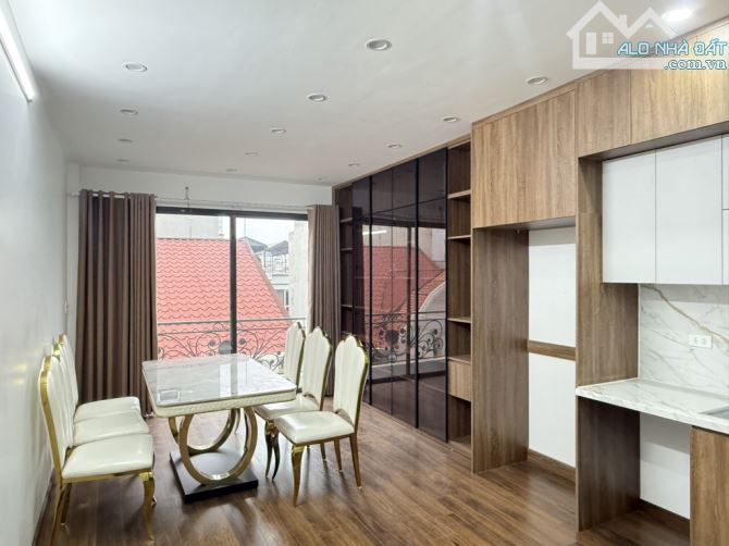 Bán nhà Phùng Chí Kiên, nhà đẹp, thang máy, vị trí đỉnh, giá 15.5 tỷ