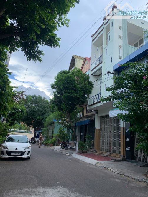 BÁN GẤP Căn Nhà 3 tầng đẹp mặt tiền Lữ Gia, cách biển Quy Nhơn 500m, hướng Đông Nam mát mẻ