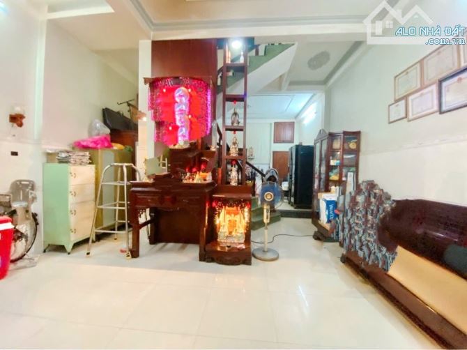 5.7 TỶ - NHÀ HẺM XE TẢI TÂN BÌNH - GẦN SIÊU THỊ EMART - DT 5.5*11M ĐÚC 2 TẤM