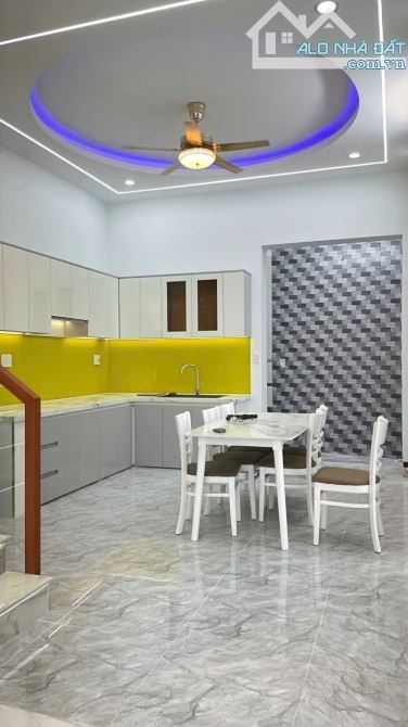 Nhà mặt tiền 64m2 nhỉnh 7T ngay Đình Phong Phú rẽ vào Mới tinh dọn vào ở ngay