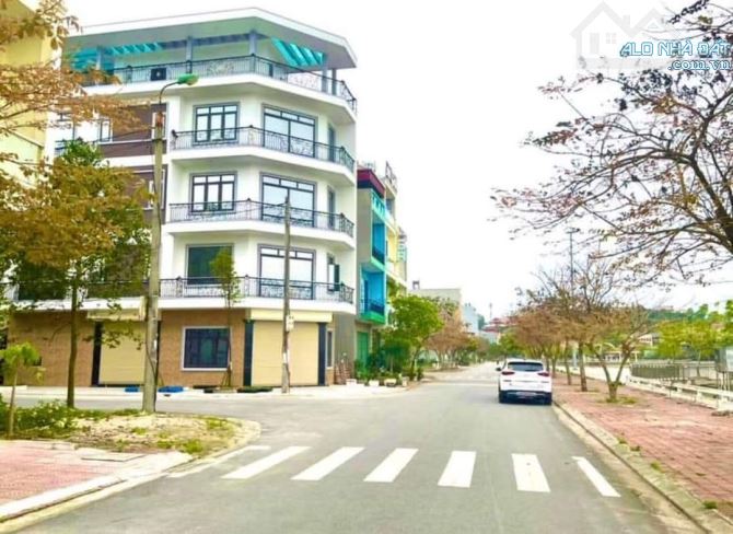 Pán 2 lô liền kề 180m2 nhìn hồ to Đồng Soi, Thị Cầu, tp BN. Giá 1x,x tỷ
