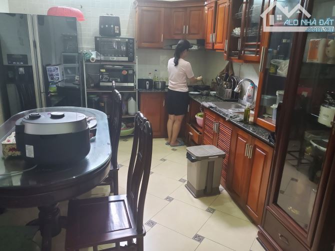Cho thuê nhà 4 phòng ngủ tại mặt phố Nguyễn Khoái, Q. Hai Bà Trưng, KD tốt