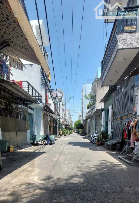 Bán nhà gần Lê Văn Quới,  Bình Tân 62m2 (5.5 x 12) x 2 tầng, chỉ hơn  4 tỷ TL.