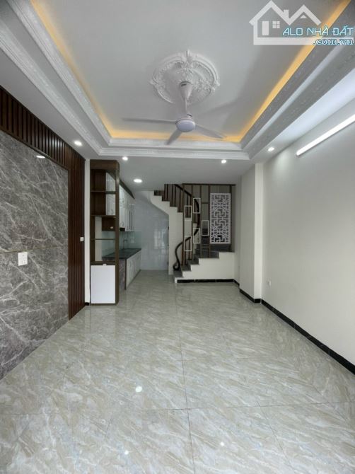 BÁN NHÀ BÁT KHỐI 5 TẦNG . Ô TÔ ĐỖ CỬA.  NHỈNH 5 TỶ ( Có thương lượng )