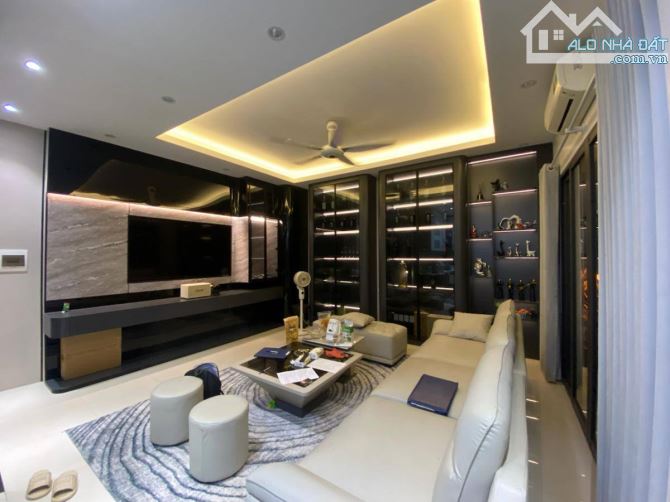 Bán nhà mới tinh có mặt tiền siêu rộng, nội thất xịn sò, gần phố, ngõ thông, giá 9.5 Tỷ