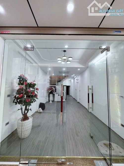 Cho thuê nhà mặt phố Hoàng Ngân, DT 45m2x4 tầng+tum, MT 3.5m, Giá 42tr