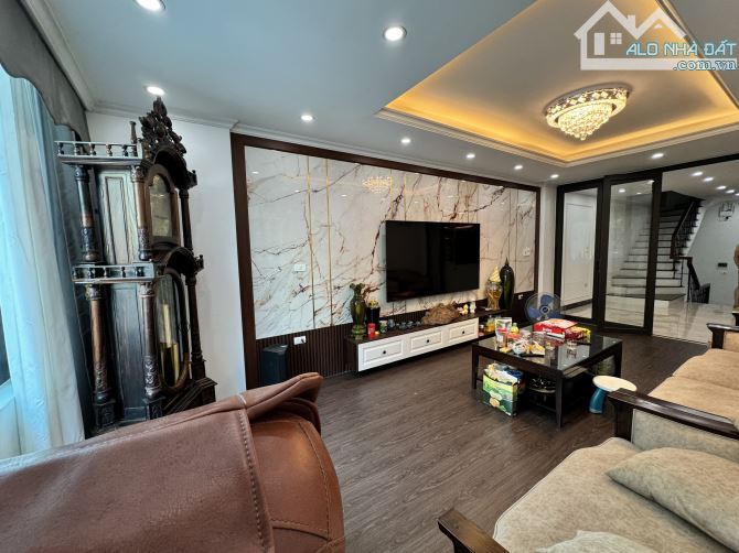 Hàng hiếm, bán nhà 6 tầng mặt chính phố Ngô Xuân Quảng, kinh doanh cực tốt, DT 73,2m2.