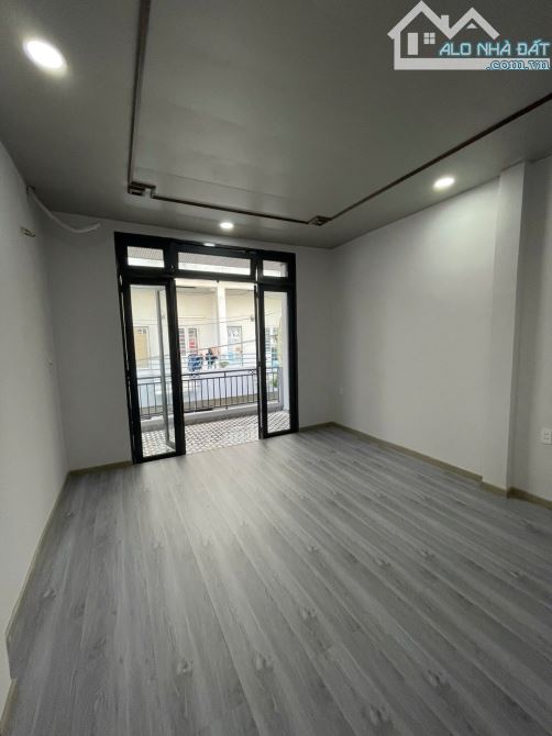 10 TỶ TL - HẺM ÔTÔ THÔNG QUẬN 10 - SÁT MẶT TIỀN ĐẠI HỌC KINH TẾ - DT 4*12M ĐÚC 3 TẤM ĐẸP