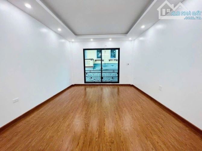 Bán nhà mặt phố Xã Đàn 2, dt 53,5m x 4 tầng, giá nhỉnh 17tỷ, mặt tiền 4,2m, ô tô vào nhà