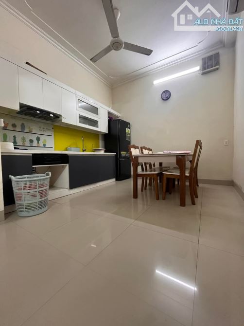 Bán nhà Dịch Vọng Hậu - Ngõ thông - Ba gác - Kinh doanh - 40m2 - 10 tỷ