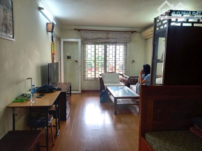 Tập thể Giảng Võ, 55m2 (35m2 sổ), 2 ngủ, 3.95 tỷ.