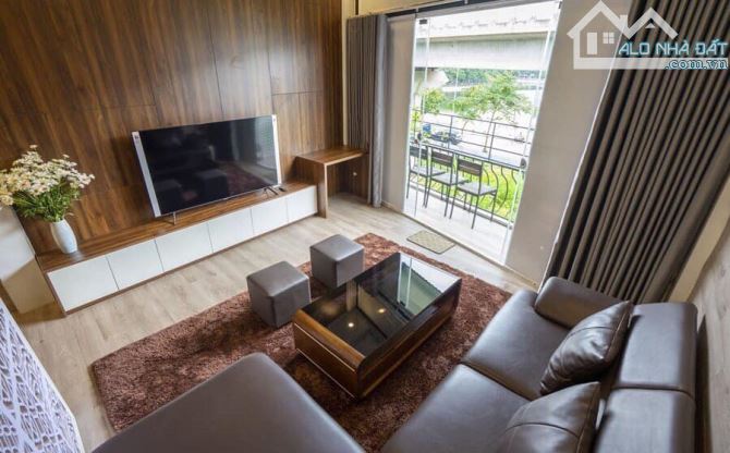 Bán gấp, hạ chào 1 tỷ! Mặt phố Hoàng Cầu, kinh doanh sầm uất, vỉa hè rộng, view hồ.