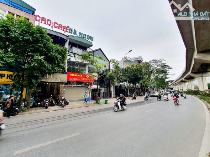 Mặt phố Hoàng Cầu, diện tích 216m2, mt khủng 10,5m, kinh doanh sầm uất, dòng tiền cao.
