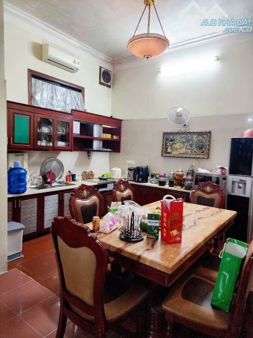 LÔ GÓC CẦU GIẤY, 2 MẶT NGÕ THÔNG, 50M RA PHỐ, NHÀ XÂY CHẮC CHẮN