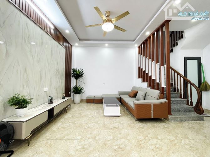 Ô tô phi Vĩnh Hưng, 20m ra mặt phố, gần hồ, nhà mới sổ vuông, DT 34m2, MT 5,5m, chỉ 6,5 tỷ