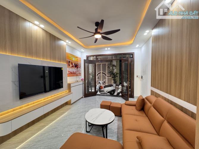 Cần bán nhà lô góc mặt tiền 4,1m xây mới hiện đại  5 tầng có thang máy đầy đủ nội thất