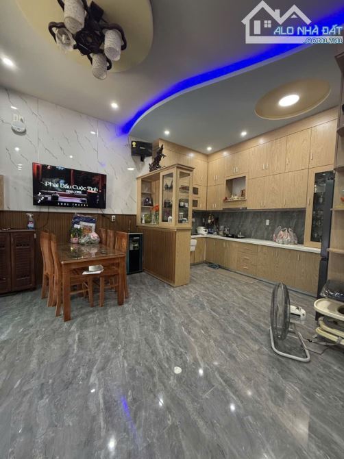 Bán nhà diện tích lớn mặt tiền đường Hoài Thanh