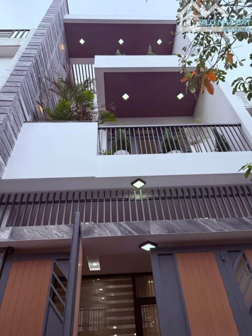 Bán nhà 3 tầng mới đường Dương Đức Hiền -Đầy đủ nội thất y hình, gần biển Nguyễn Tất Thành