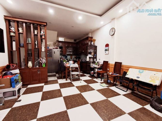 Cần bán nhà phố Xuân Thuỷ 40m2 5tầng 4 m cách ô tô tránh 50m