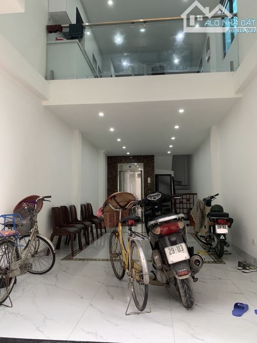 - Bán nhà đường Trần Cung, sát phố, nội thất xịn sò, 40m2, 9.3 tỷ.
