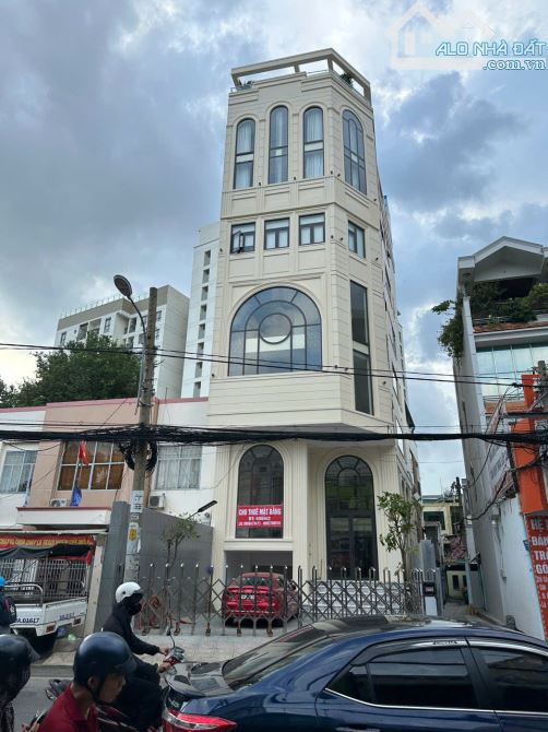 Tòa nhà góc 2MT Lê Quang Định, P14, Q.Bình Thạnh. DT: 6.42 x 20.47m Hầm 8 tầng. giá 45 tỷ.