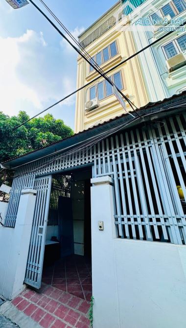 Cho thuê nhà ngõ 200 Vĩnh Hưng, 5 tầng x 42 m2, 3 ngủ khép kín, 12.5 Triệu