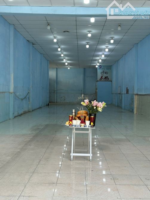 CHo thuê nhà mặt tiền đường Nguyễn thị tú 5x25m cấp 4 thông suốt có 2p