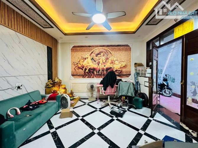 Bán nhà đầu phố Lạc Long Quân - Nhà đẹp - Full nội thất - 7.45 tỷ