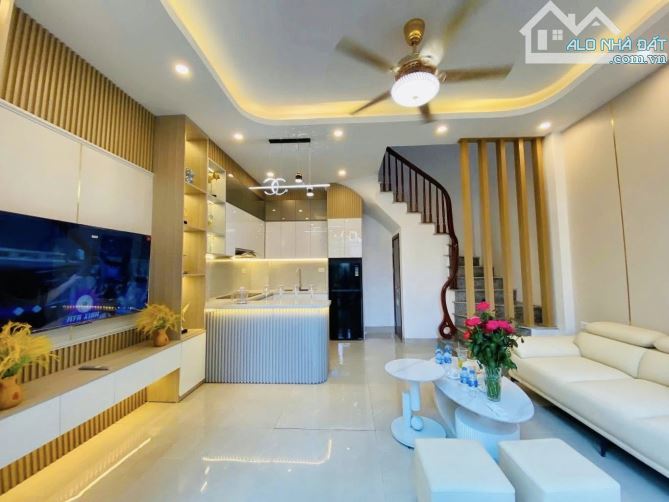 Siêu hot, bán nhà Vĩnh Hưng, nhà mới tinh ở ngay, ngõ to thoáng sáng, oto, 5 tầng, hơn 5tỷ