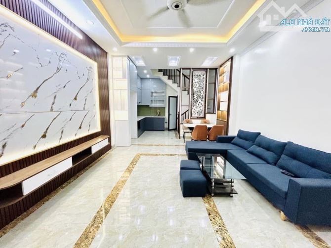 - Bán nhà đường Trần Cung, sát phố, nội thất xịn sò, 33m2, 8.3 tỷ.