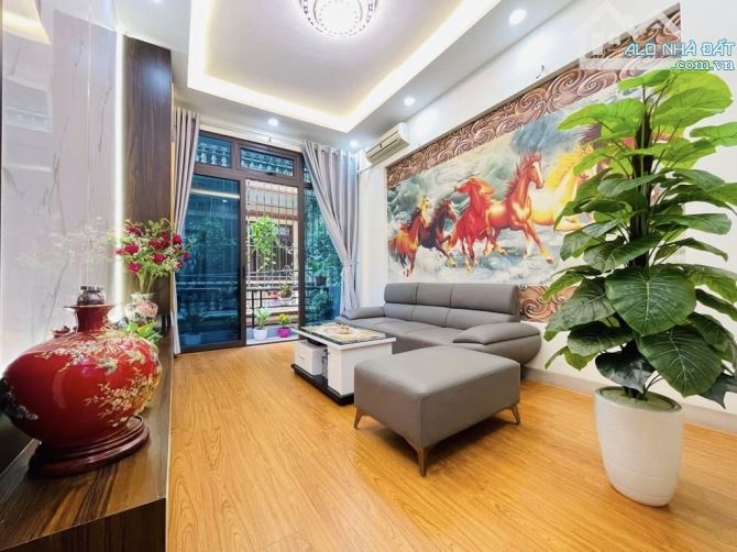 - Bán nhà đường Trần Cung, sát phố, nội thất xịn sò, 40m2, 8.95 tỷ.