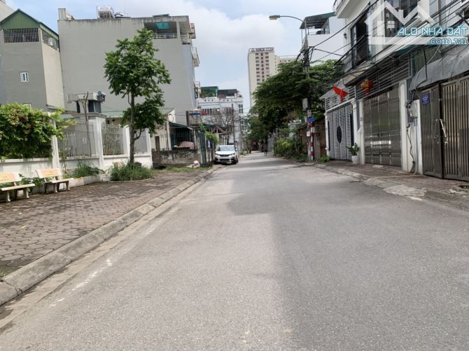 Đất đấu giá Thạch Bàn, mặt ngõ 561 Bát Khối, phân lô vỉa hè, dân cư đông đúc 75m2 - 14 tỷ
