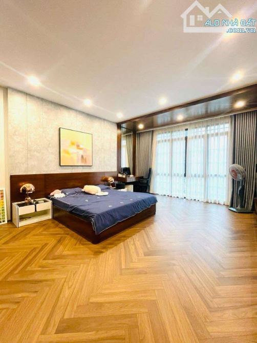 MẶT PHỐ CỔ PHÙNG HƯNG, Lô góc 3 thoáng, 5 tầng 2 TM. 102m2, MT 9.4m. Chỉ 130 tỷ!