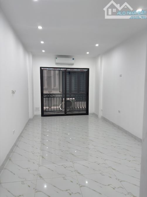 - Bán nhà đường Trần Cung, sát phố, nội thất xịn sò, 36m2, 8.65 tỷ.