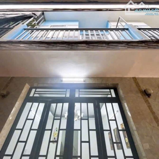 Nhà Mới 1 Lầu 4 x 8m , 2 Phòng Ngủ, Full Nội Thất. Đường Xe Hơi Tới Nhà. Sổ Hồng Sẵn