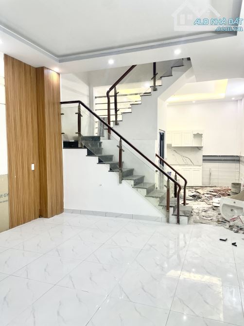 NHÀ 2 TẦNG - Ô TÔ NGỦ TRONG NHÀ - KDC SAIGON MOI - NGANG GẦN 5M - NHỈNH 5 TỶ