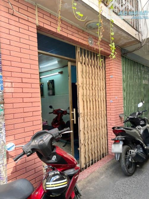Nhà cũ 3 tầng sát đường Trần Phú P9Q5