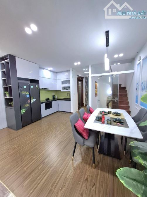 - Bán nhà đường Trần Cung, sát phố, nội thất xịn sò, 39m2, 8.5 tỷ.