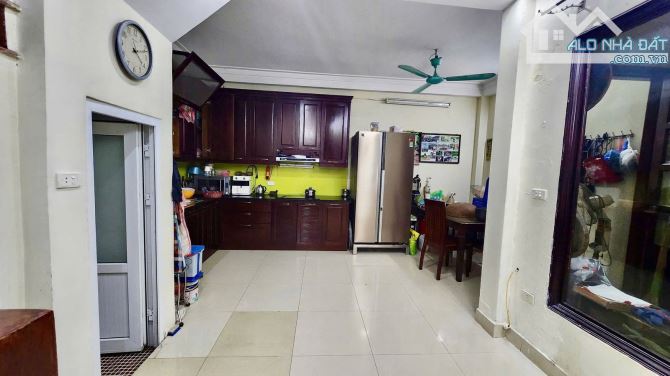 Chính chủ bán gấp nhà sát ô tô  ngõ Phố Quan Nhân, Thanh Xuân: DT: 65m2 -5 tầng. 13,4 tỷ.
