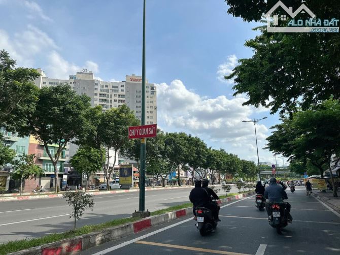 Bán đất xây tòa nhà VP mặt tiền 12m sát Phạm Văn Đồng 215m2 rộng 9.3m ngay trung tâm 30 tỷ