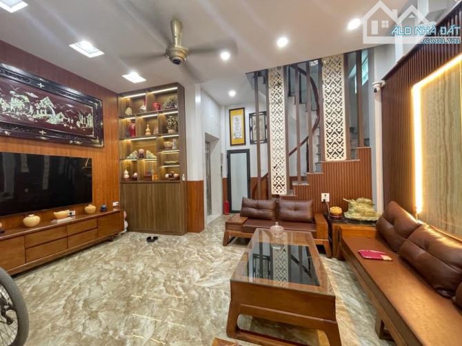 BÁN NHÀ HOÀNG ĐẠO THÀNH, GARA Ô TÔ, THANG MÁY, NỘI THẤT XỊN, 34M2, 6 TẦNG, GIÁ 10.99 TỶ.