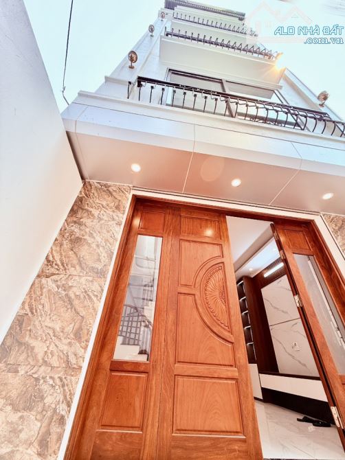 Bán Nhà Ngõ 206 Cổ Linh, Long Biên 33m2, 5T chỉ 5 tỷ (cách ô tô đỗ 25m)