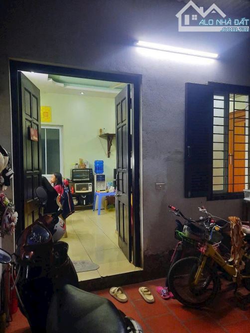 Bán Đất tặng nhà cấp 4, gác xép lửng nhỉnh 7 tỷ,  60m, lô góc 3 thoáng, ngõ đẹp, sát PHỐ