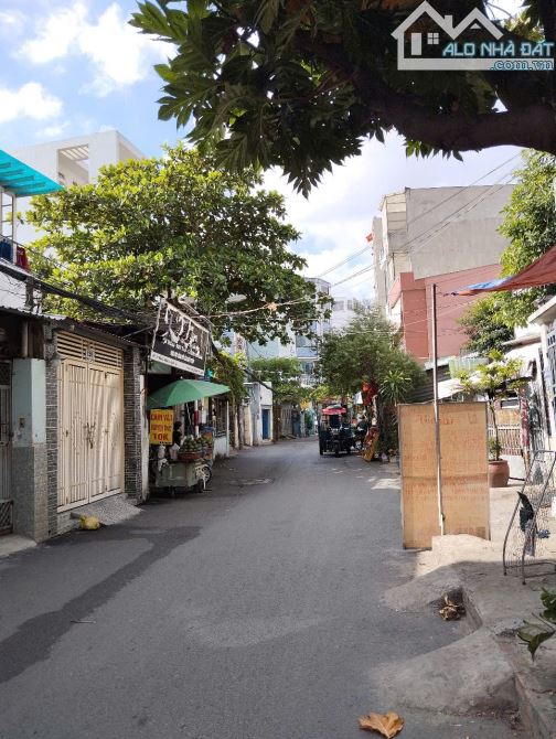 BÁN ĐẤT TẶNG NHÀ MẶT TIỀN - TRẦN BÁ GIAO P5 GV- N5 x 17m,VUÔNG- GẦN SÔNG VÀM THUẬT- 10 TỶ