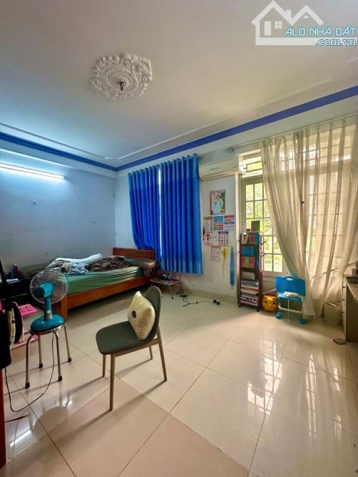 Nhà cũ bán đất - mặt phố 399 Âu Cơ - 122m2 x 3T x MT 6m - o to 2 chiều - lô góc