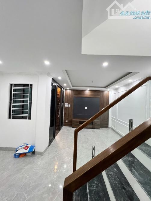 CHO THUÊ NHÀ PHỐ SÀI ĐỒNG LONG BIÊN 9 TRIỆU, 44M, 6 TẦNG, FULL NT, NGÕ RỘNG,KD ONLINE