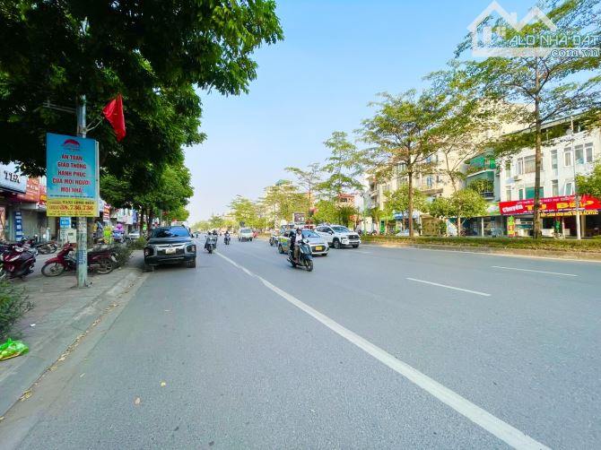 3 MẶT TIỀN, LÔ GÓC, PHÂN LÔ, MẶT PHỐ NGÔ GIA TỰ, LB, DT 89 M, GIÁ 23 TỶ 8, VỈA HÈ RỘNG, TT