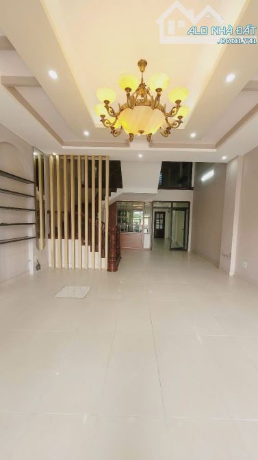 Cho thuê nhà 5 tầng mặt đường Phạm Văn Đồng, ph Thanh Bình, TP HD, 102m2, mt 6m, KD tốt