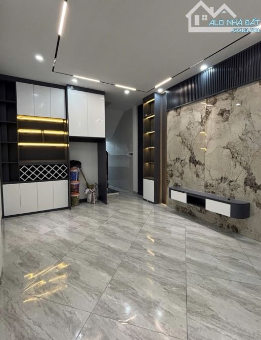 Lĩnh Nam - LÔ GÓC, DÂN XÂY - 34m2 - 5.95 tỷ