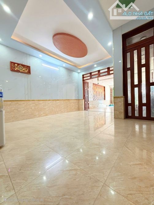 Bán nhà 2 Tầng 116m2 Dĩ An,đường xe hơi,có sân đậu xe,gần UBND phường